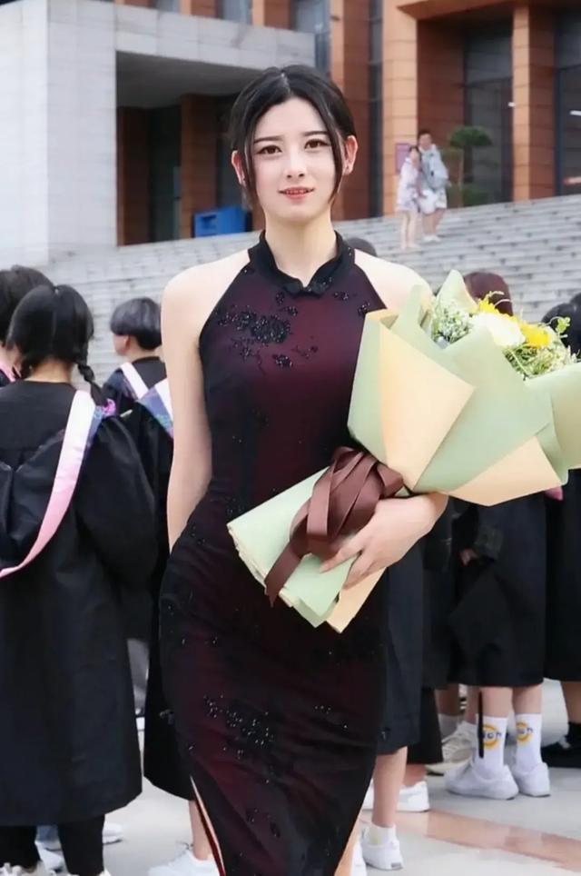 女网红私自进校园拍摄，穿旗袍扮女大学生，学校：社会人士请登记