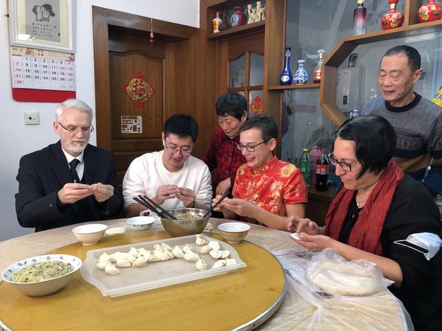 高挂红灯笼，穿旗袍炸春卷，洋居民在上海过地道年